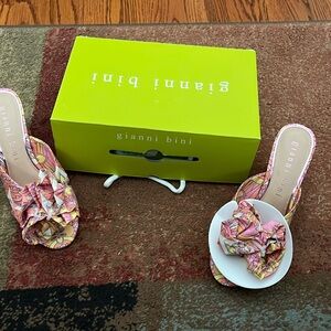 Gianni Bini Lava Multi, size 7.5 M, never worn shoe.